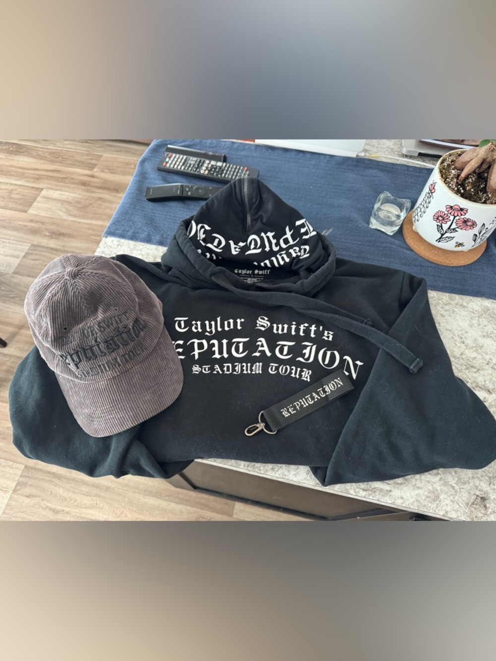 Taylor Swift Reputation Stadium Tour Hoodie (S)
+ Reputation Stadium Tour Hat